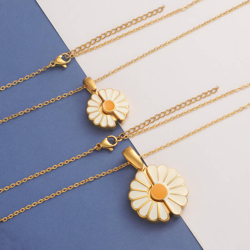 Custom Pet Face Small Daisy Necklace™